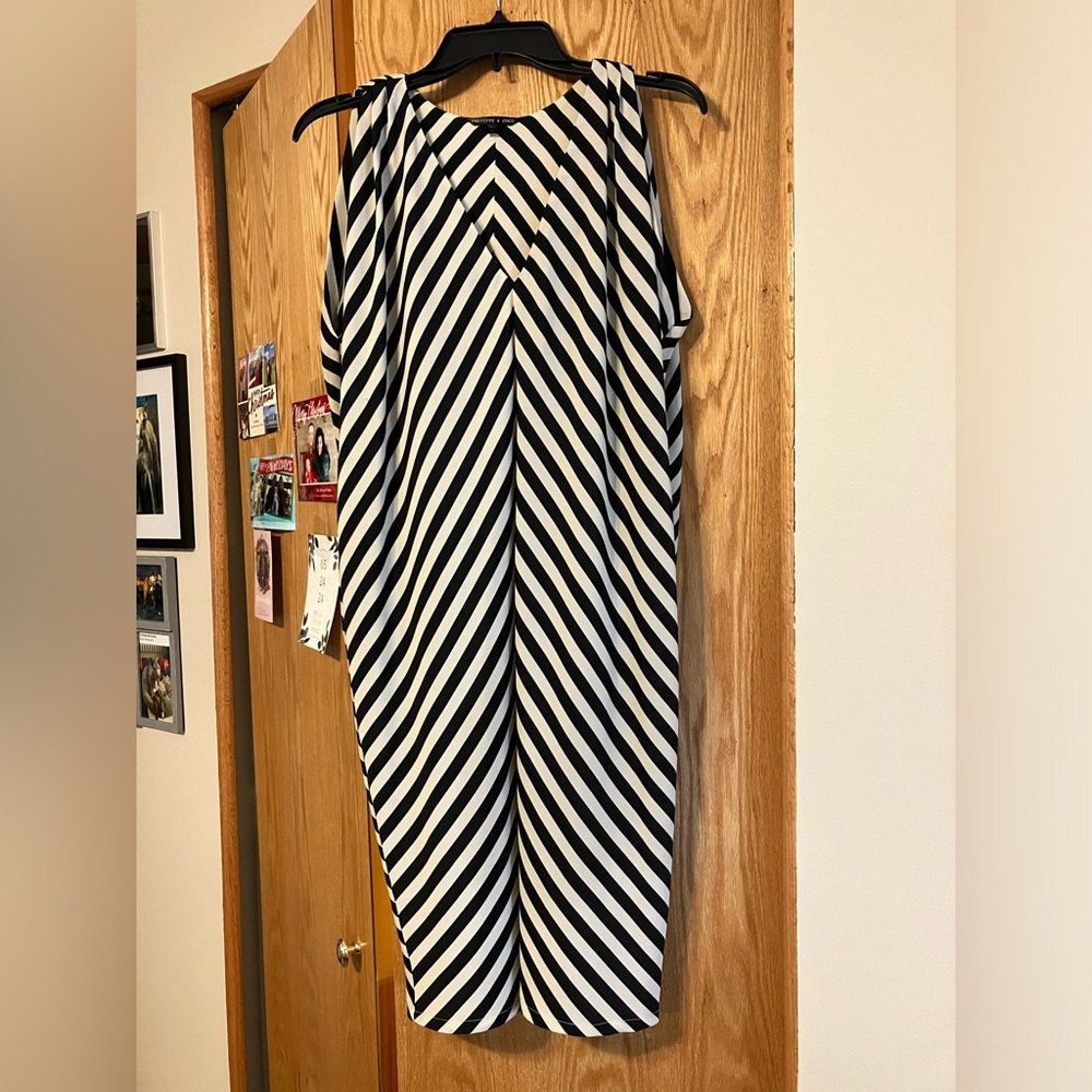 $120 Felicity & Coco zig zag stripe black & cream lightweight sheath dress. S M